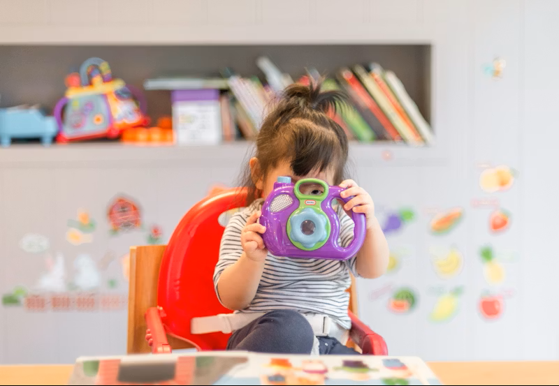 Kind mit Spielzeugkamera – Inklusion in Fürstenwalde/Spree und Umgebung & Erkner und Umgebung